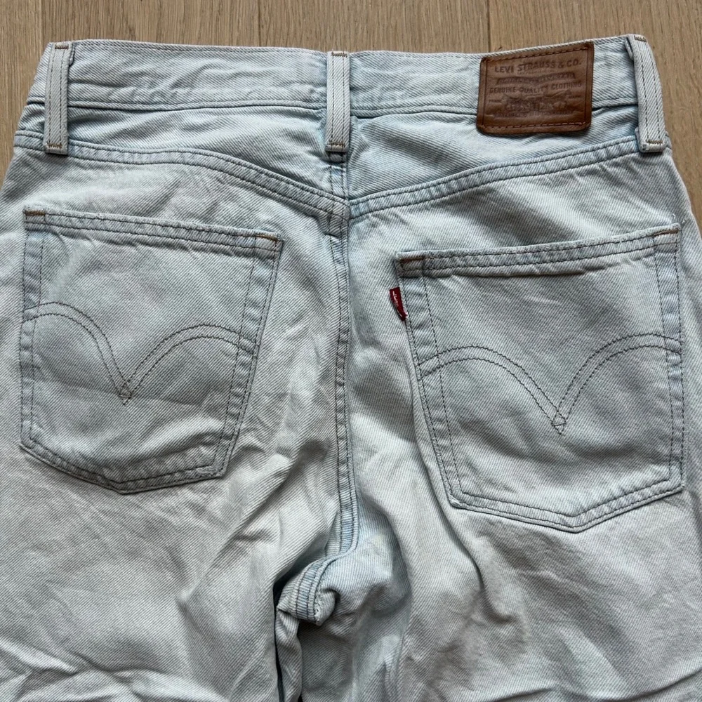 Levi's Wide Leg Jeans Size 26 Light Wash High Rise Denim Casual Relaxed‎ Fit